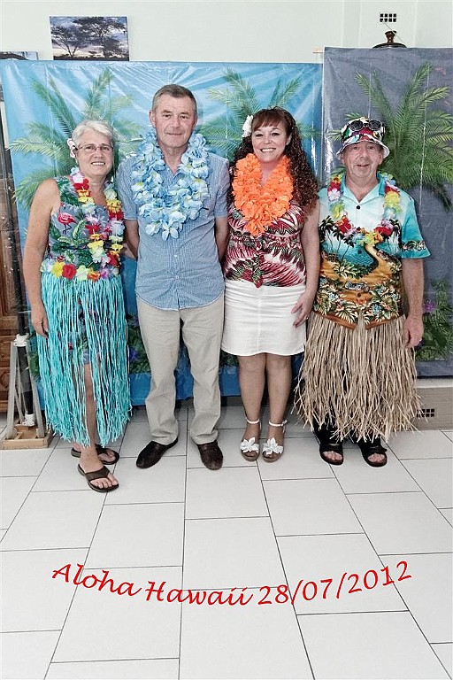 HawaiiParty (16).jpg - Met de aanwezigen op de foto